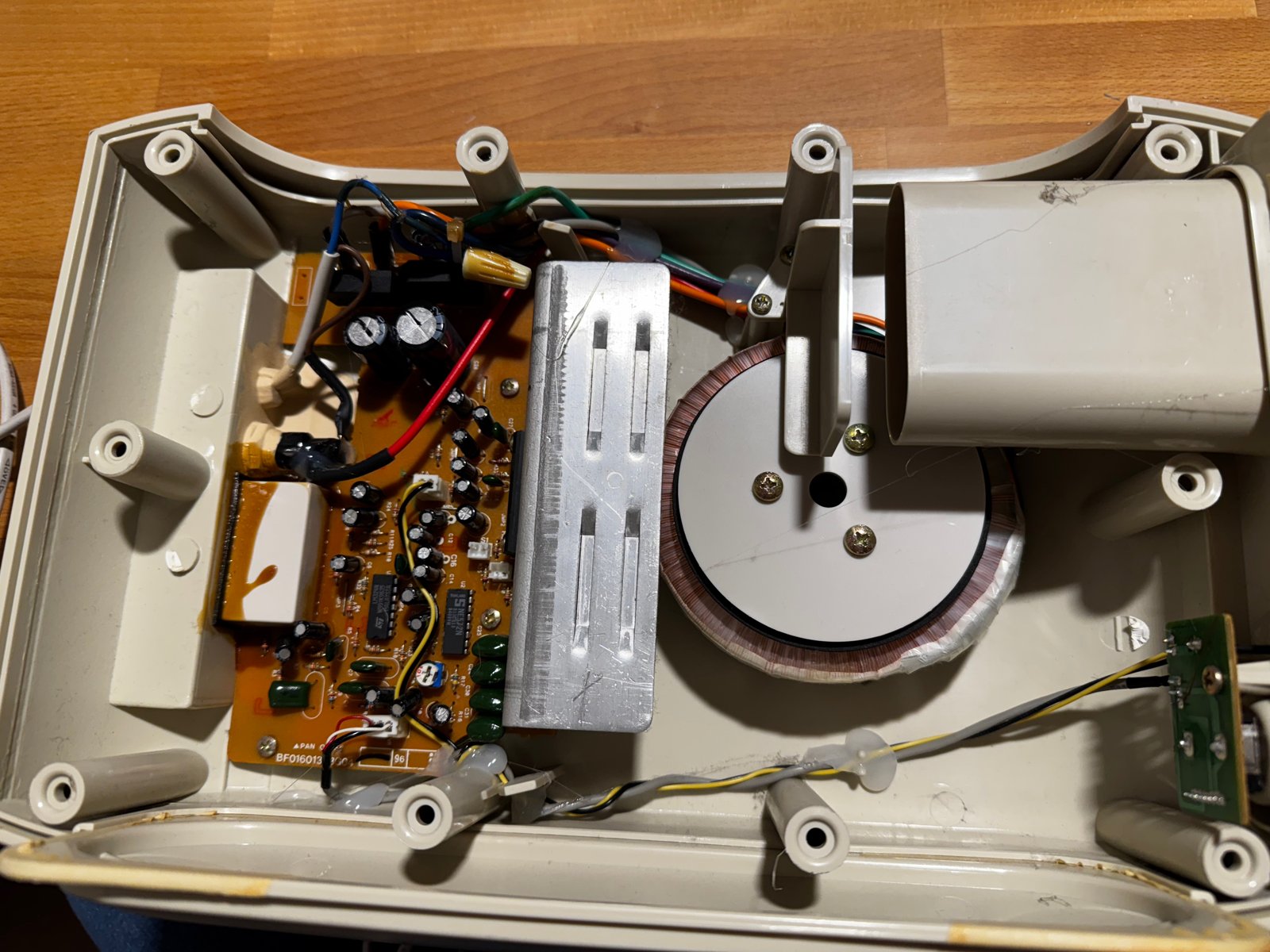 The opened subwoofer: amplifier board, heat sink and toroidal transformer The opened subwoofer: amplifier board, heat sink and toroidal transformer