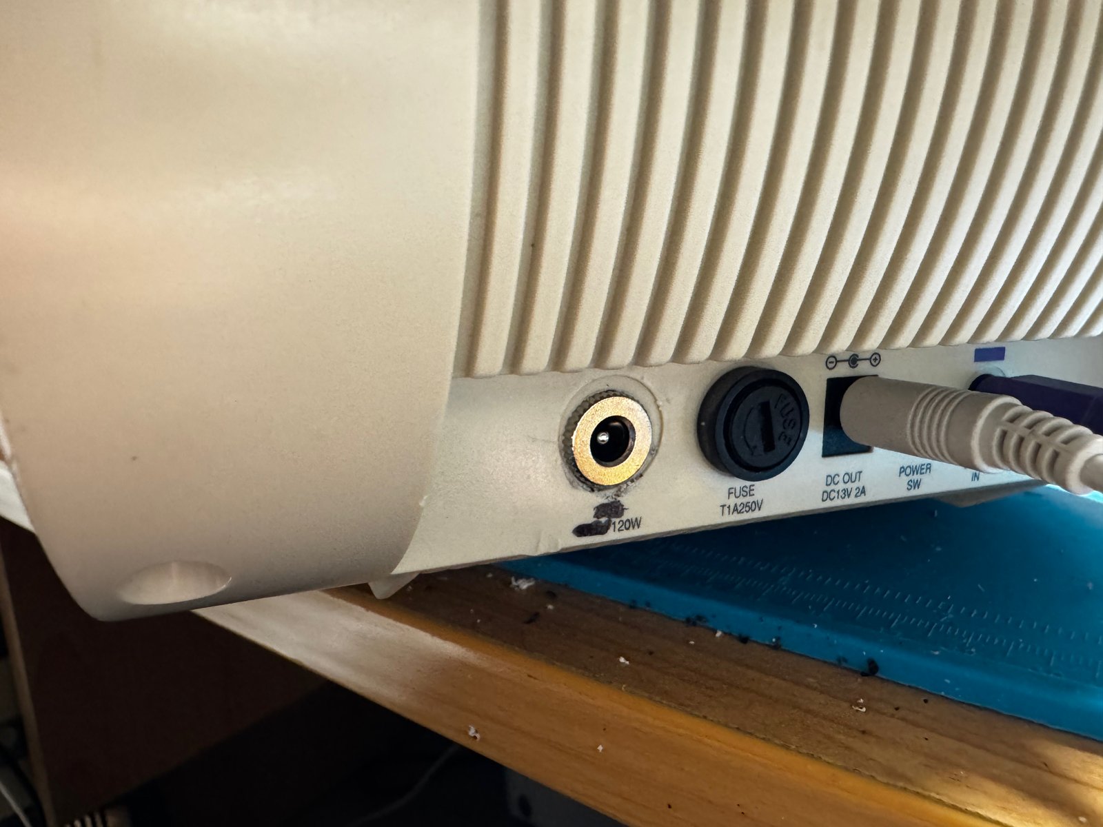 The back panel: power input, fuse (T1A 250V) and DC OUT 13V 2A The back panel: power input, fuse (T1A 250V) and DC OUT 13V 2A