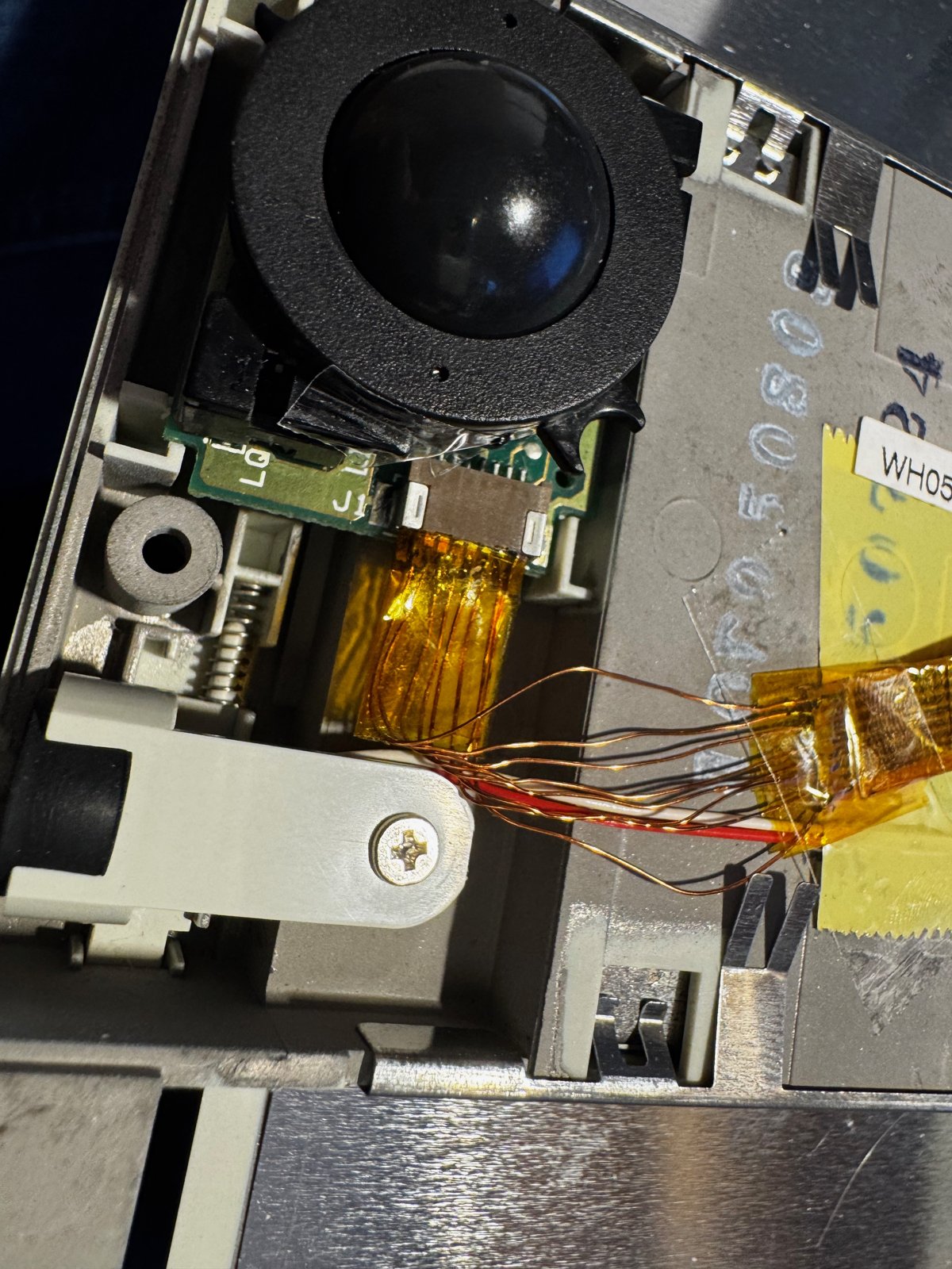 The repaired cable at the trackball The repaired cable at the trackball