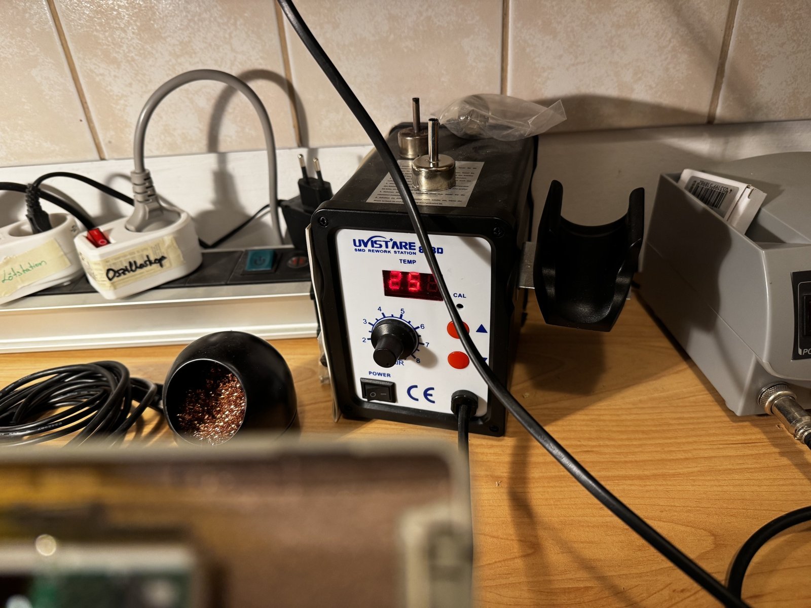 The 858D rework station at 250°C The 858D rework station at 250°C