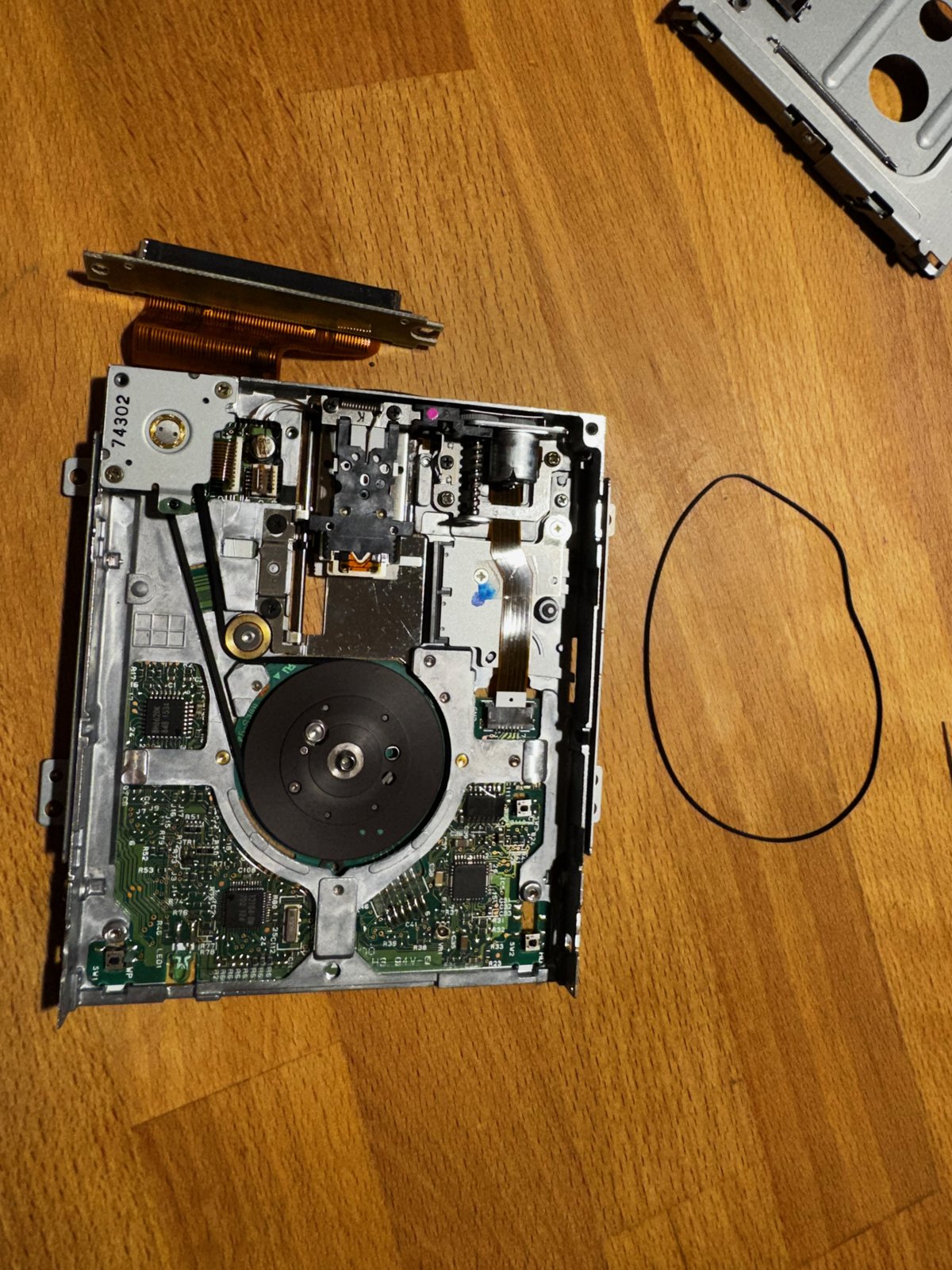 The floppy drive with the old belt next to it The floppy drive with the old belt next to it