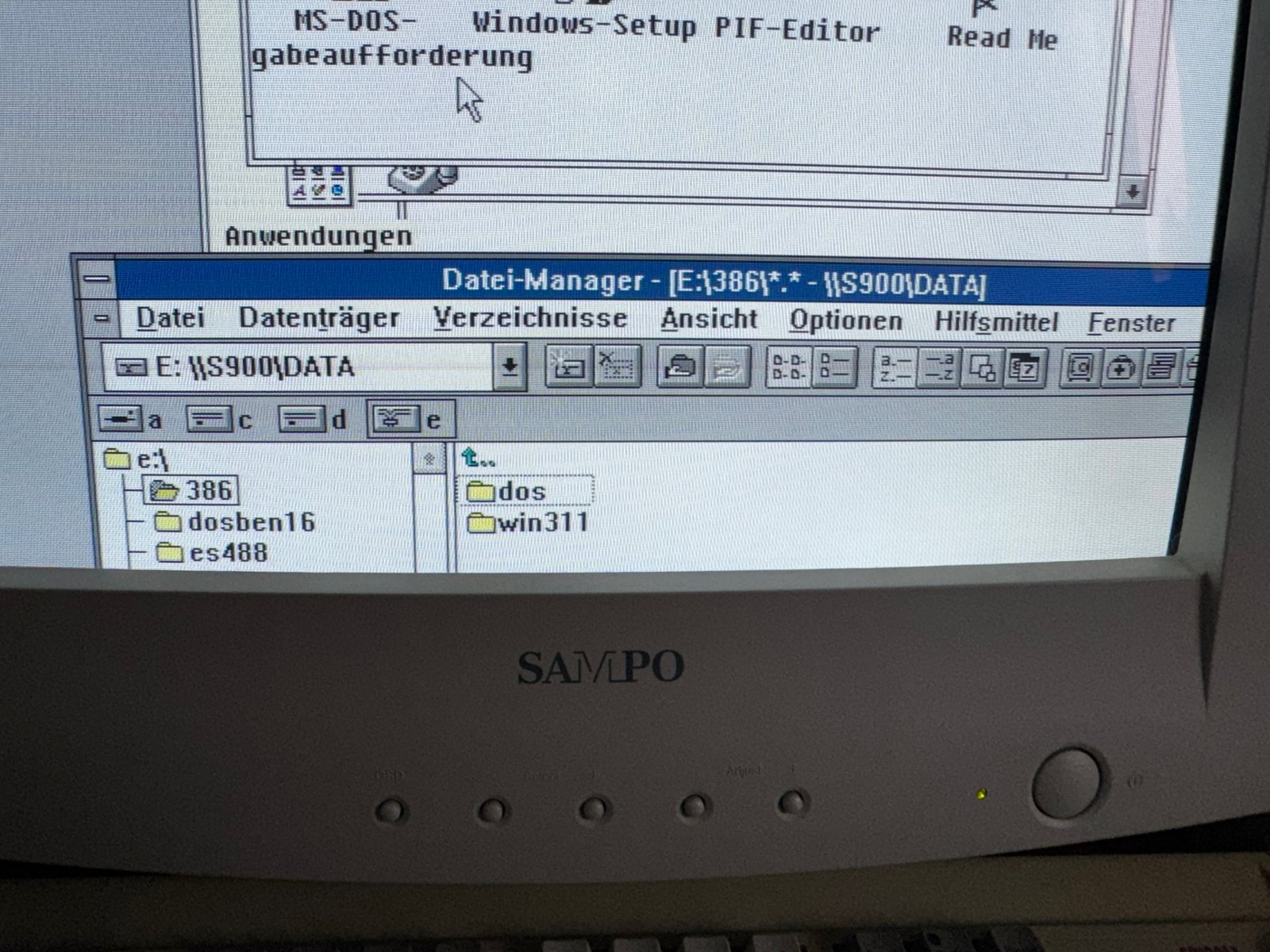 The share \\S900\DATA as drive E: in the File Manager