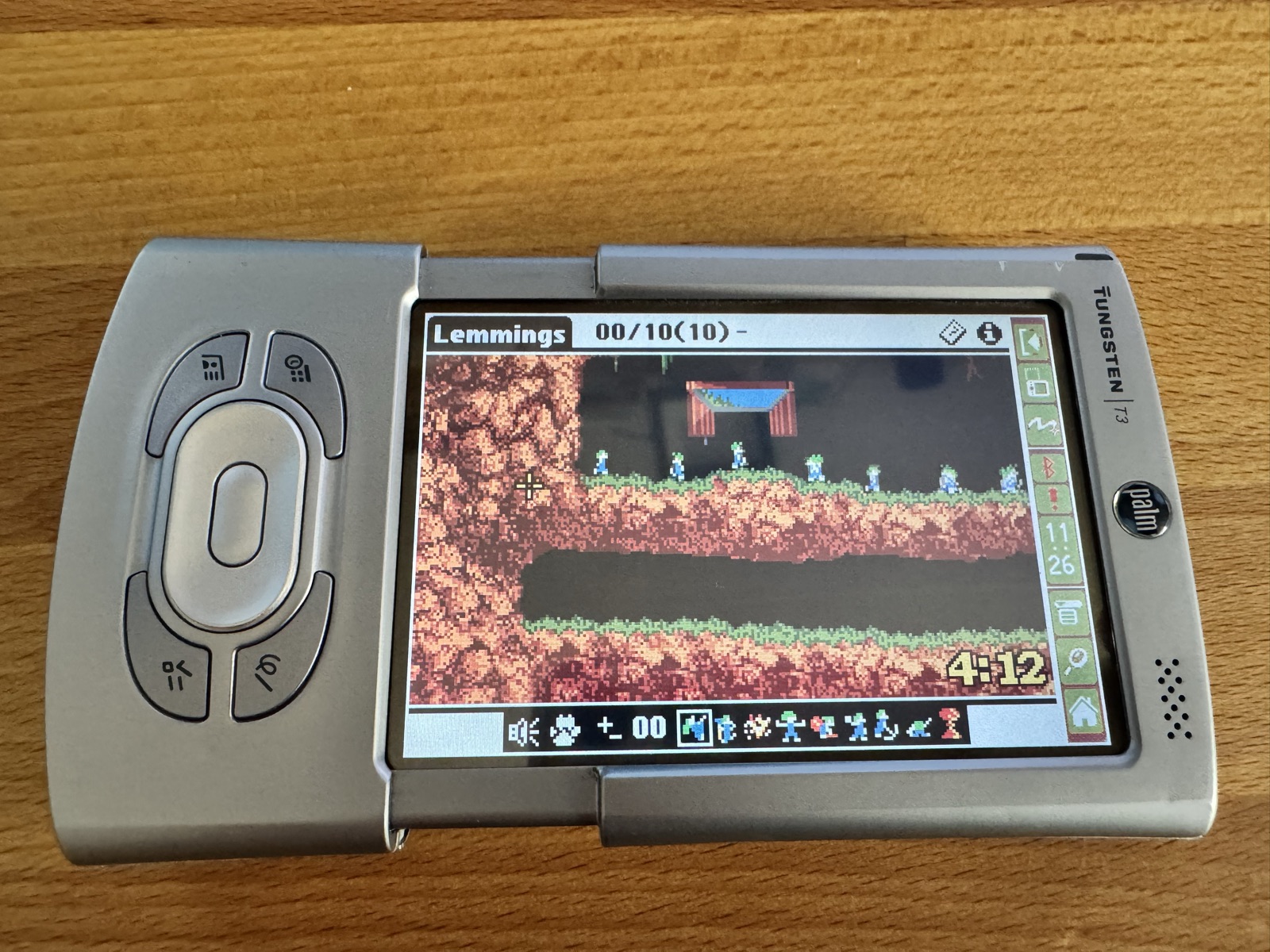 lemmings-t3-hiresplus.jpg: with HiRes+, input area collapsed Lemmings on the T3 with HiRes+: white bars beside the tool bar