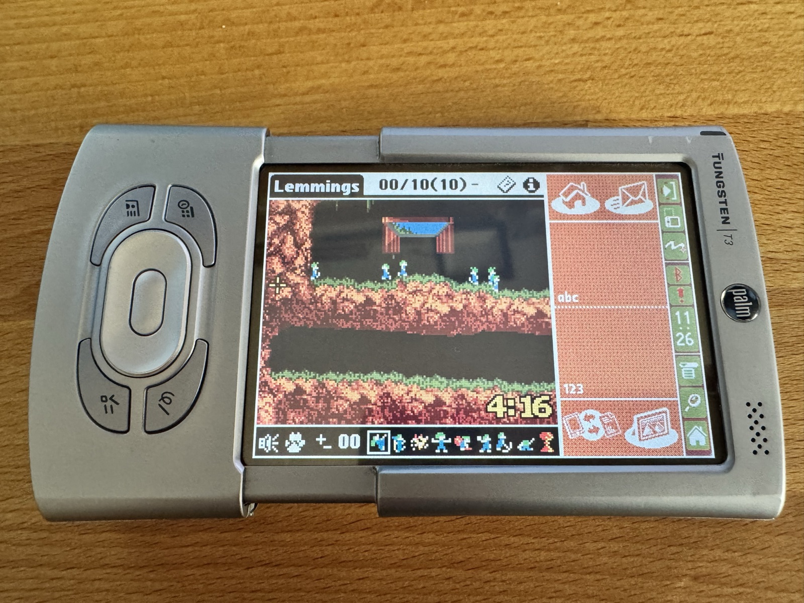 lemmings-t3-before.jpg: the current version, input area open Lemmings on the T3 before: the input area takes a third of the screen